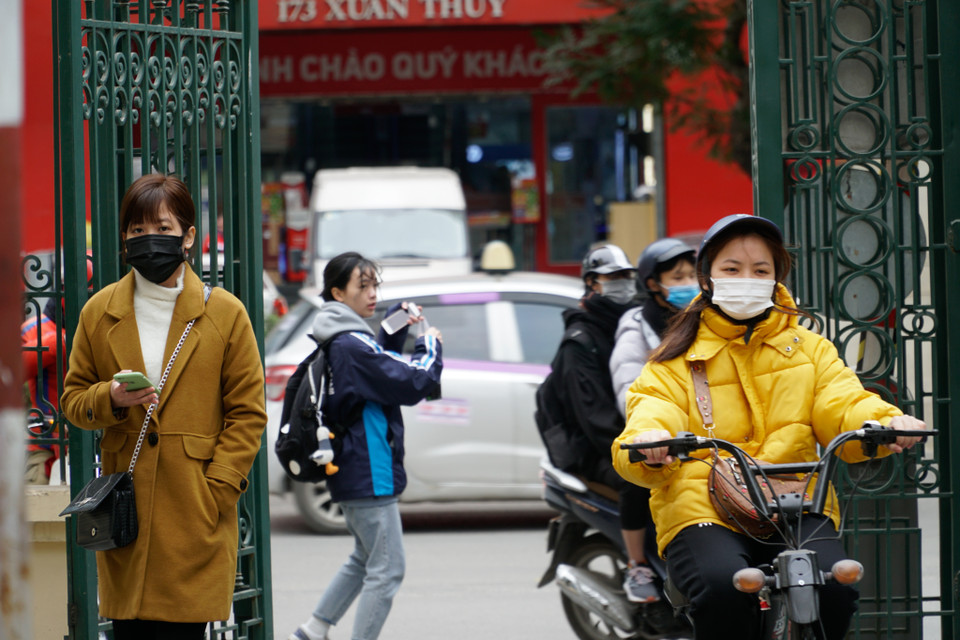 Dự báo chi tiết cho các vùng ngày và đêm 8/1, Thủ đô Hà Nội nhiều mây, có mưa vài nơi. Gió Đông Bắc cấp 3-4. Trời rét đậm, rét hại. Nhiệt độ thấp nhất 7-10 độC, cao nhất 10-13 độ C. (Ảnh: Minh Hiếu/Vietnam+)