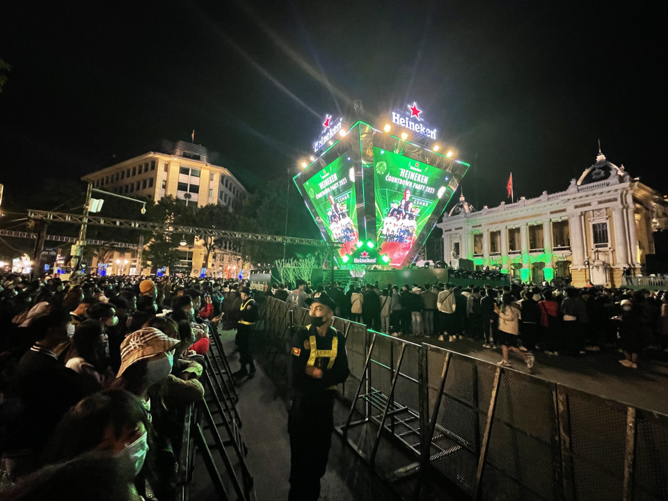 Trong đêm 31/12, người dân Hà Nội tận hưởng không khí náo nhiệt tại Quảng trường Cách mạng Tháng Tám diễn ra Chương trình Đếm ngược 'Heineken chào mừng năm mới 2021-Bừng sắc tân xuân,' (Ảnh: Minh Hiếu/Vietnam+)