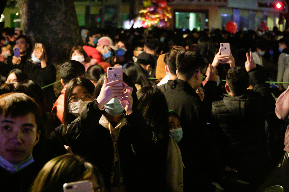 Cách thời khắc chuyển sang năm cũ 10 giây, từ trên sân khấu Countdown bắt nhịp đếm ngược. Phía dưới, hàng vạn người giơ điện thoại và bàn tay lên cùng nhau hô: ''Chúc mừng năm mới.'' (Ảnh: Minh Hiếu/Vietnam+)