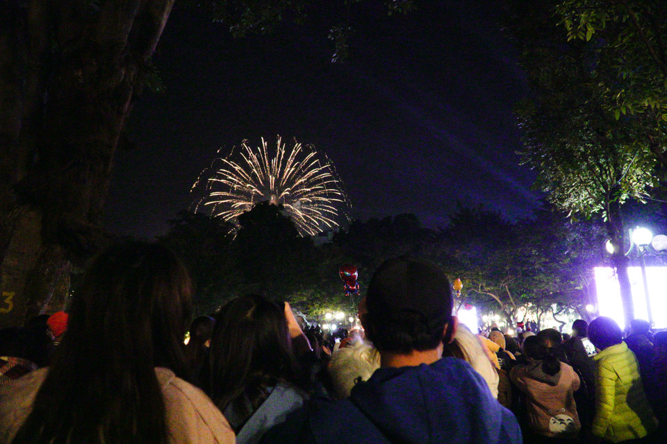 Sau 5 năm không bắn pháo hoa dịp Tết Dương lịch, chào đón năm mới 2021, thành phố Hà Nội tổ chức bắn pháo hoa tầm cao tại ba điểm: Hồ Gươm; công viên Thống Nhất và sân vận động Mỹ Đình. (Ảnh: Minh Hiếu/Vietnam+)