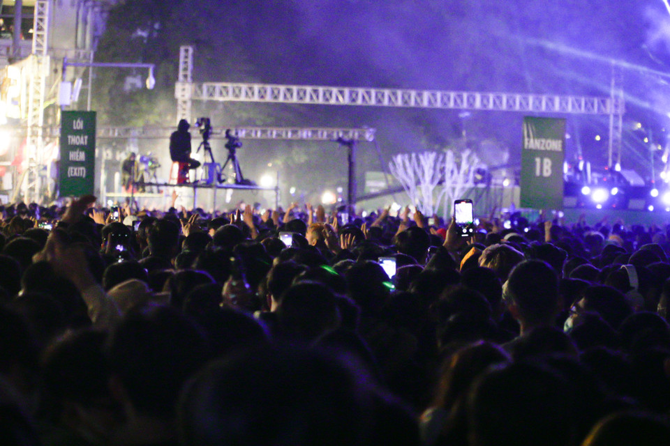 Tiếng nhạc sôi động cùng các chương trình nhảy múa, khiêu vũ càng làm nóng hơn không khí tại đây. (Ảnh: Minh Hiếu/Vietnam+)