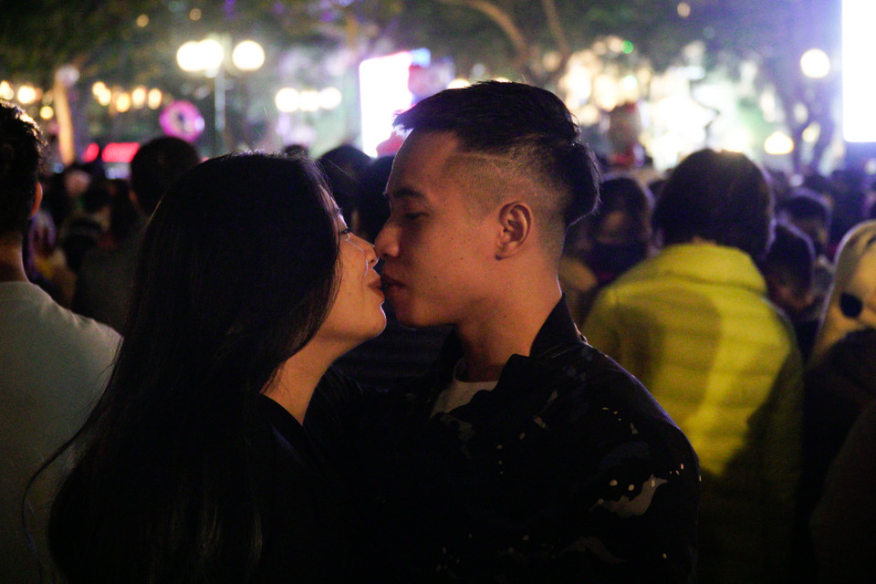 Cặp đôi thể hiện tình cảm đầu năm mới. (Ảnh: Minh Hiếu/Vietnam+)