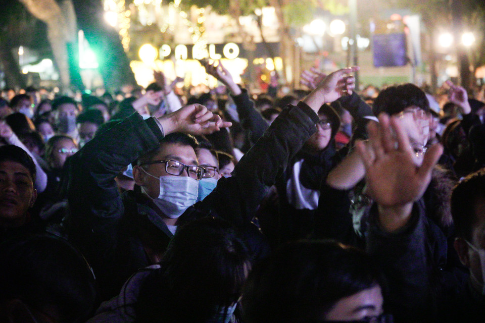 Dòng người hoà theo tiếng nhạc. (Ảnh: Minh Hiếu/Vietnam+)