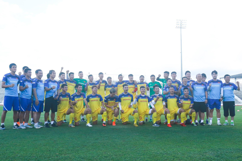 Chiến thắng trước Thái Lan giúp các cầu thủ phấn chấn, thoải mái hơn, rất khác so với sự tập trung, căng thẳng ở những buổi tập trước. (Ảnh: Nguyên An/Vietnam+)