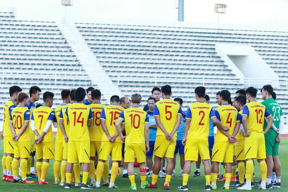 Chiến thắng trước Thái Lan giúp các cầu thủ phấn chấn, thoải mái hơn, rất khác so với sự tập trung, căng thẳng ở những buổi tập trước. (Ảnh: Nguyên An/Vietnam+)