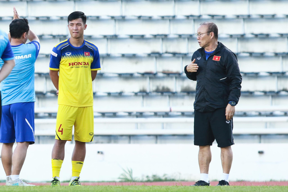 Đáng chú ý, đầu buổi tập, huấn luyện viên Park gọi riêng Duy Mạnh và Tiến Dũng ra một góc để chỉ đạo. (Ảnh: Nguyên An/Vietnam+)