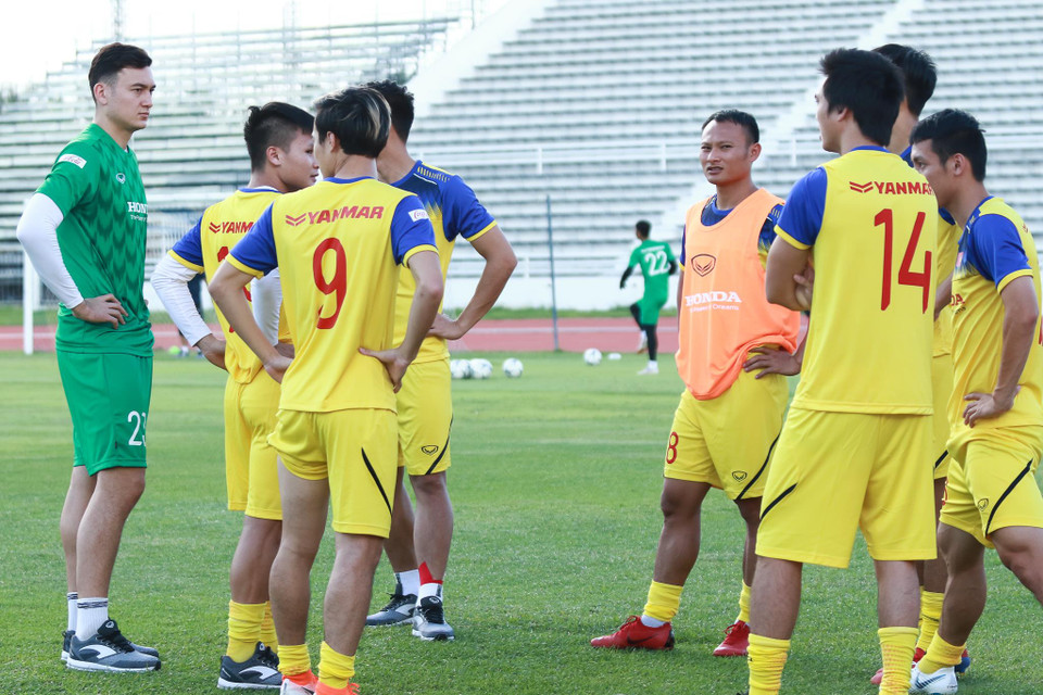Buổi tập chiều 6/6, huấn luyện viên Park Hang-seo chia cầu thủ thành hai nhóm. Nhóm gồm các cầu thủ đã thi đấu với Thái Lan ngày hôm qua (5/6) sẽ được tập luyện nhẹ riêng biệt. (Ảnh: Nguyên An/Vietnam+)