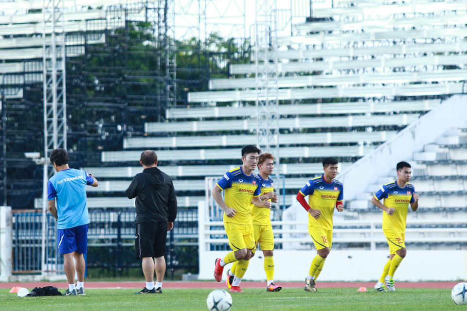 Trong khi đó, những người còn lại sẽ vẫn khởi động, tập luyện bình thường dưới sự chỉ đạo của trợ lý Lee Young Jin và huấn luyện viên thể lực Park Sung Gyun.(Ảnh: Nguyên An/Vietnam+)