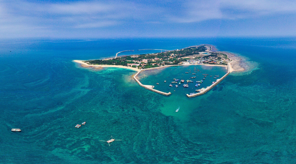 Đảo Bạch Long Vỹ nhìn từ trên cao. (Ảnh: Nguyễn Đức Nghĩa/TTXVN phát)