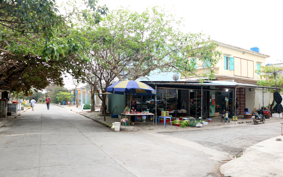 Tuyến đường chính trên huyện Bạch Long Vỹ. (Ảnh: Minh Thu/TTXVN)