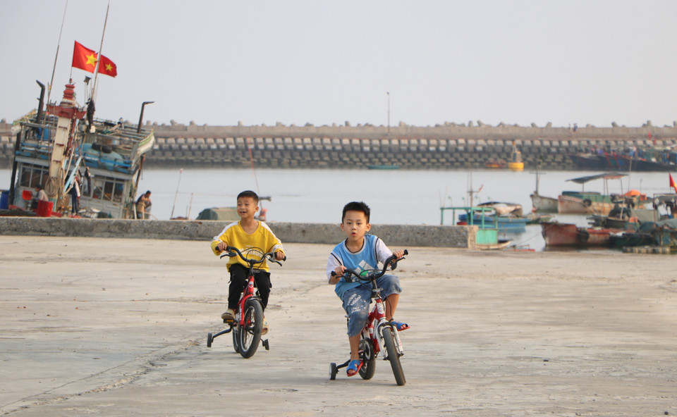 Trẻ em vui chơi trên quảng trường huyện Bạch Long Vỹ. (Ảnh: Minh Thu/TTXVN)