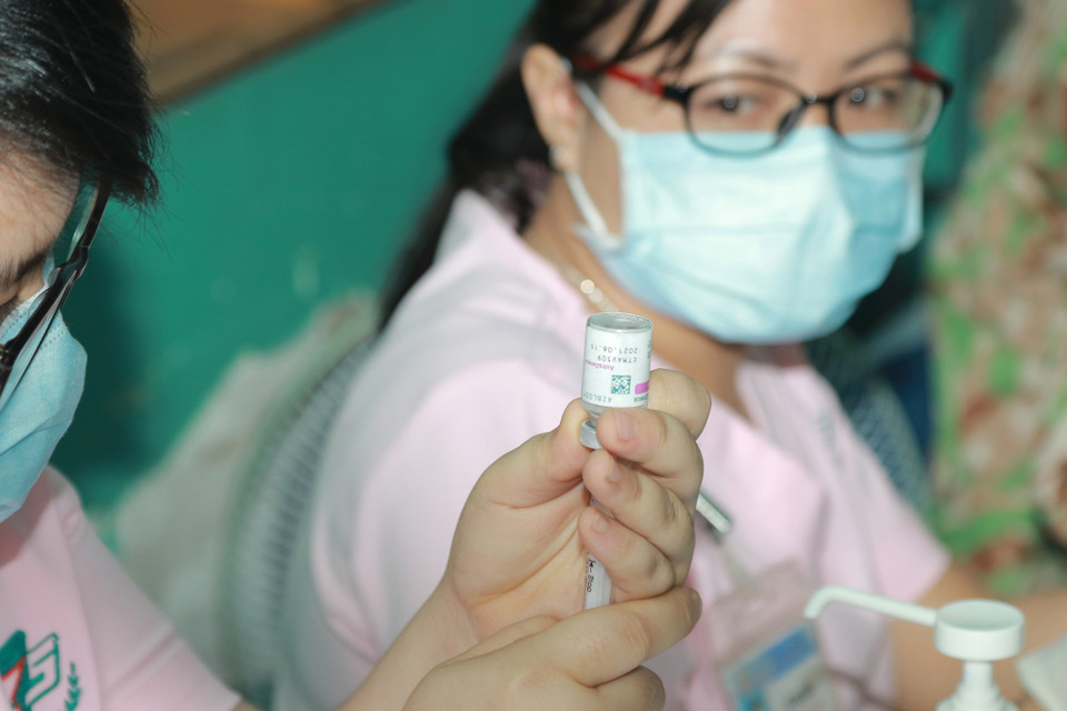 Chiến sỹ Bệnh viện dã chiến cấp 2 số 3 Việt Nam được tiêm vaccine phòng COVID-19 trước khi lên đường nhận nhiệm vụ tại Nam Sudan. (Ảnh: Đinh Hằng/TTXVN)