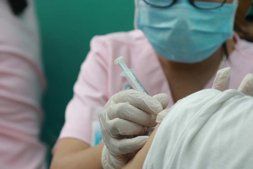 Chiến sỹ Bệnh viện dã chiến cấp 2 số 3 Việt Nam được tiêm vaccine phòng COVID-19 trước khi lên đường nhận nhiệm vụ tại Nam Sudan. (Ảnh: Đinh Hằng/TTXVN)