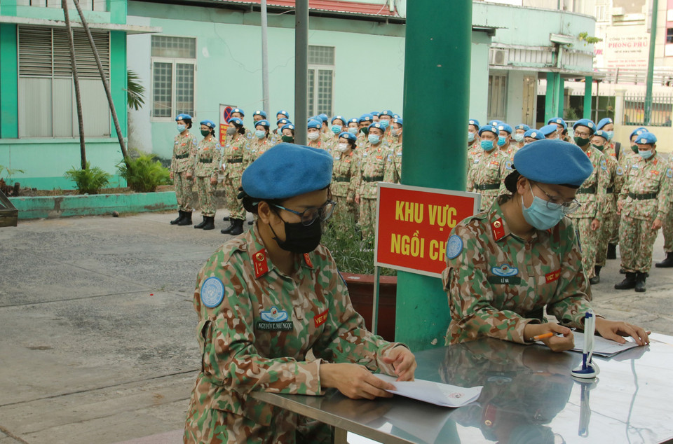 Các chiến sỹ Bệnh viện dã chiến cấp 2 số 3 đăng ký thông tin trước khi tiêm vaccine phòng COVID-19. (Ảnh: Đinh Hằng/TTXVN)