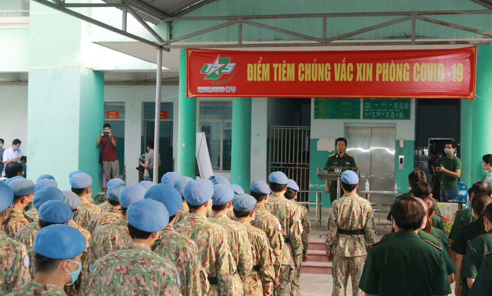 Các chiến sỹ Bệnh viện dã chiến cấp 2 số 3 chuẩn bị sẵn sàng tiêm vaccine phòng COVID-19. (Ảnh: Đinh Hằng/TTXVN)