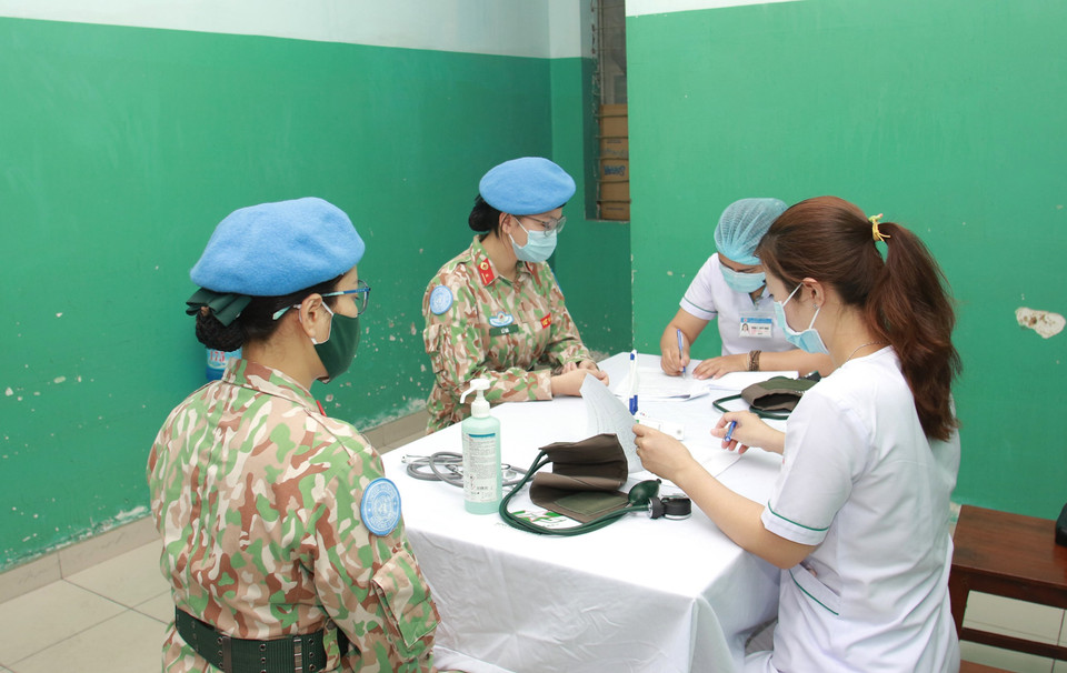 Các chiến sỹ Bệnh viện dã chiến cấp 2 số 3 được khám sàng lọc trước khi tiêm vaccine phòng COVID-19. (Ảnh: Đinh Hằng/TTXVN)