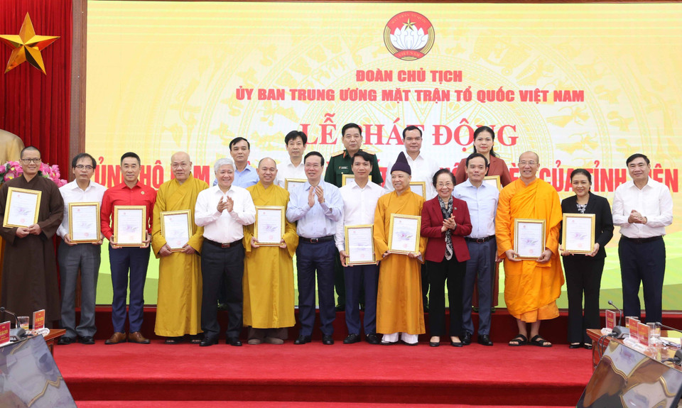 Chủ tịch nước Võ Văn Thưởng và các tập thể ủng hộ. (Ảnh: Thống Nhất/TTXVN)