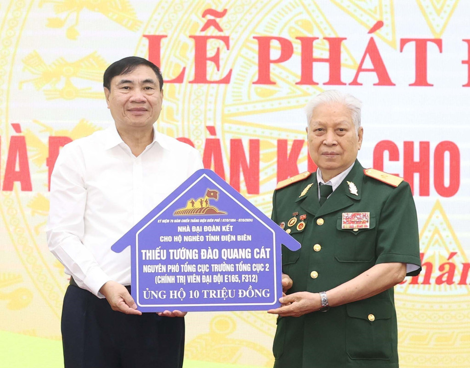 Trao ủng hộ làm nhà Đại đoàn kết cho hộ nghèo của tỉnh Điện Biên. (Ảnh: Thống Nhất/TTXVN)