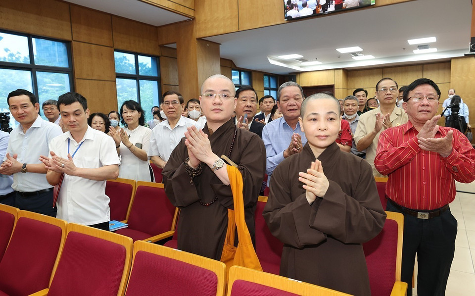 Cử tri quận Đống Đa, quận Ba Đình và quận Hai Bà Trưng dự buổi tiếp xúc cử tri. (Ảnh: Trí Dũng/TTXVN)