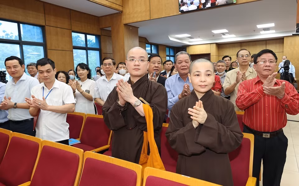 Cử tri quận Đống Đa, quận Ba Đình và quận Hai Bà Trưng dự buổi tiếp xúc cử tri. (Ảnh: Trí Dũng/TTXVN)