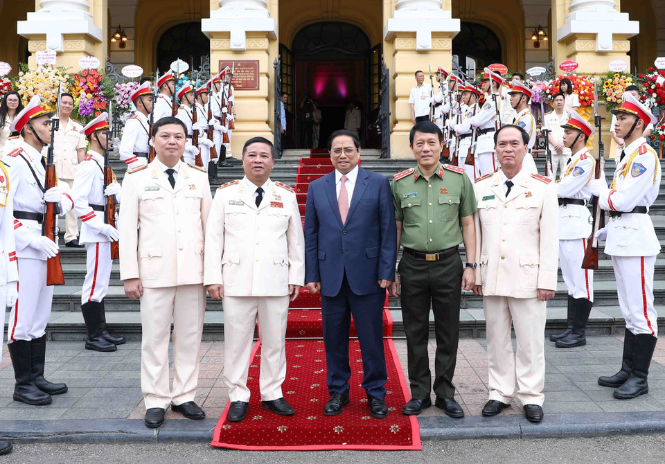 Thủ tướng Phạm Minh Chính với lãnh đạo Bộ Công an, lãnh đạo Cục An ninh Kinh tế. (Ảnh: Phạm Kiên/TTXVN)