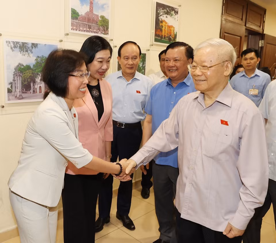 Tổng Bí thư Nguyễn Phú Trọng và các đại biểu tại cuộc tiếp xúc cử tri tại quận Ba Đình. (Ảnh: Trí Dũng/TTXVN)