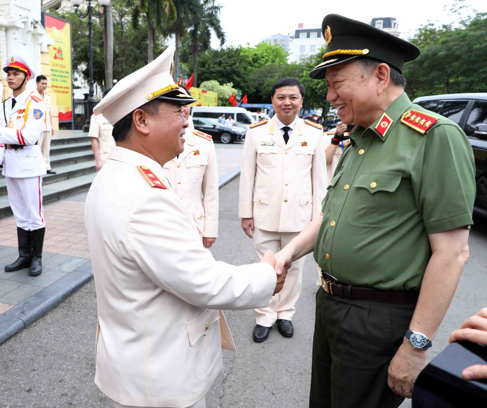 Trung tướng Nguyễn Đình Thuận, Cục trưởng Cục An ninh kinh tế đón Đại tướng Tô Lâm, Uỷ viên Bộ Chính trị, Bộ trưởng Bộ Công an. (Ảnh: Phạm Kiên/TTXVN)