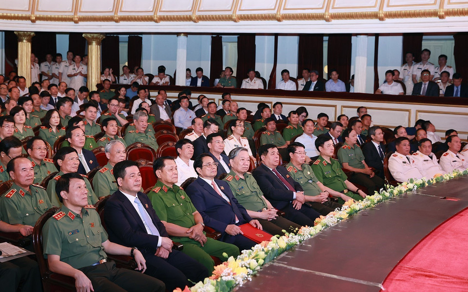 Thủ tướng Phạm Minh Chính và các đại biểu dự Lễ kỷ niệm 70 năm Ngày truyền thống lực lượng An ninh Kinh tế. (Ảnh: Dương Giang/TTXVN)