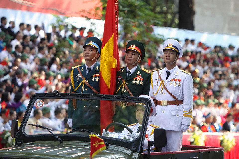 Lễ rước Quân kỳ của lực lượng Quân đội Nhân dân Việt Nam. (Nguồn: TTXVN)