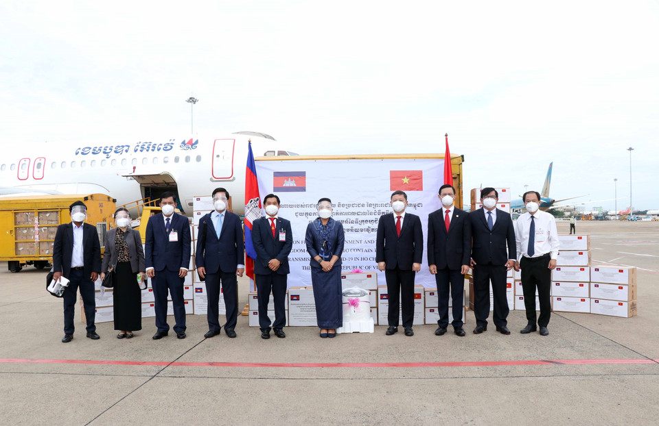 Quang cảnh lễ tiếp nhận hàng ủng hộ từ Chính phủ, nhân dân Campuchia cho công tác phòng, chống dịch COVID-19 của Thành phố Hồ Chí Minh. (Ảnh: Xuân Khu/TTXVN)