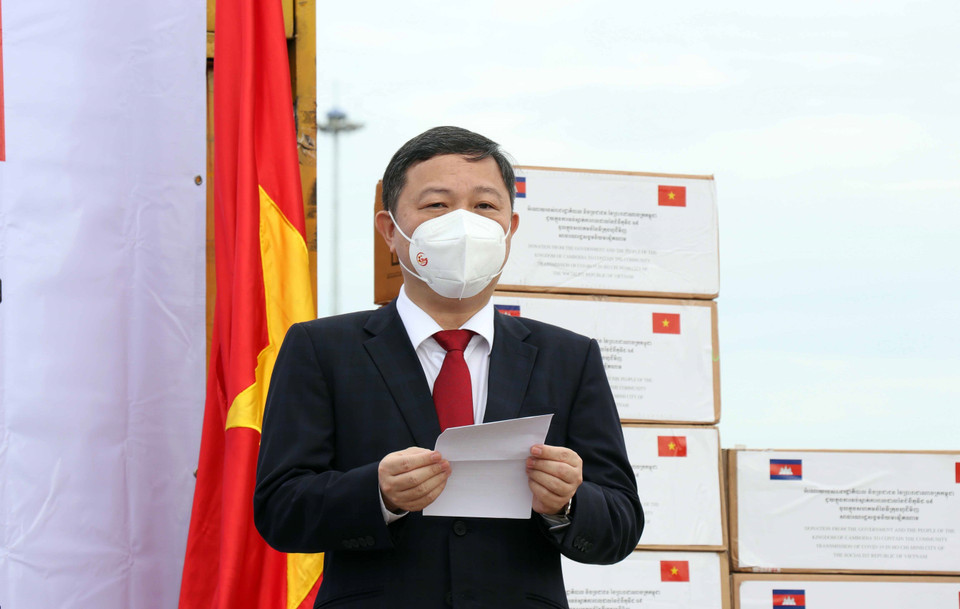 Ông Dương Anh Đức, Phó Chủ tịch Ủy ban nhân dân Thành phố Hồ Chí Minh, phát biểu tại buổi lễ tiếp nhận hàng hỗ trợ công tác phòng, chống dịch COVID-19 của Chính phủ, nhân dân Campuchia. (Ảnh: Xuân Khu/TTXVN)