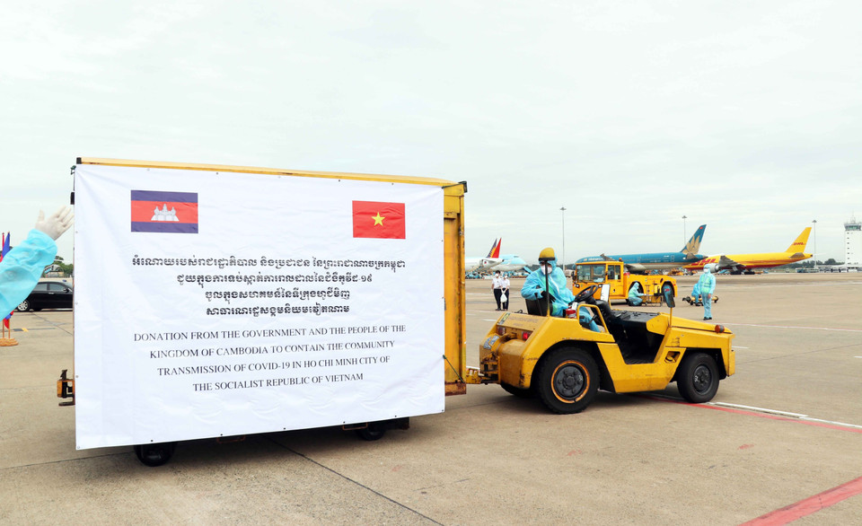 Các thùng hàng được chuyển từ máy bay được nhanh chóng đưa ra khỏi khu vực sân bay. (Ảnh: Xuân Khu/TTXVN)