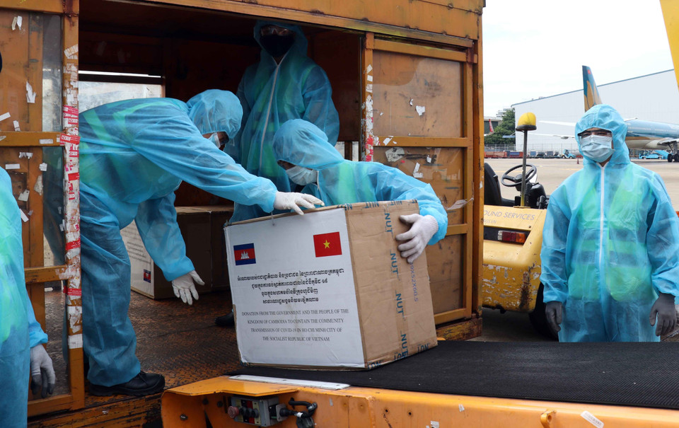 Vận chuyển hàng hỗ trợ của Chính phủ và nhân dân Campuchia từ máy bay ra xe hàng hóa hàng không chuyên dụng. (Ảnh: Xuân Khu/TTXVN)