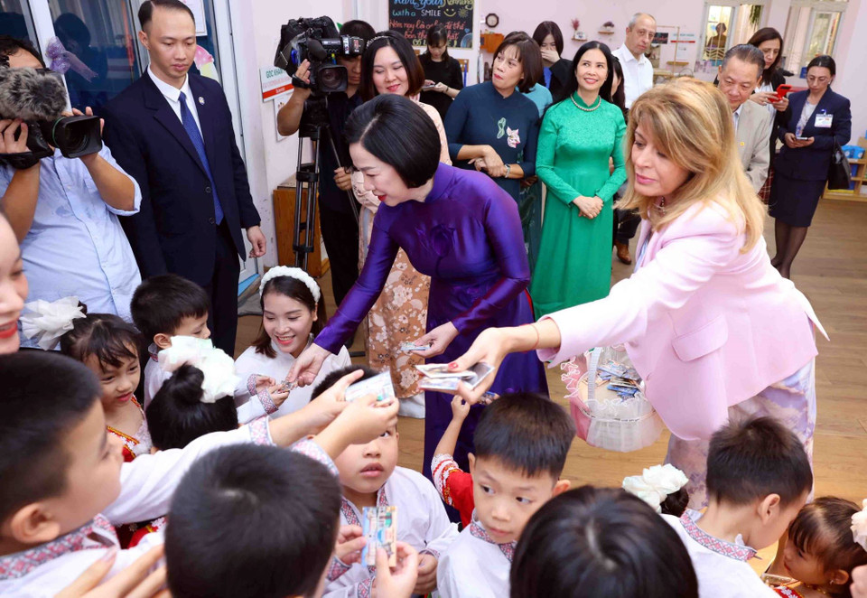 Bà Nguyễn Thị Minh Nguyệt, Phu nhân Chủ tịch nước Lương Cường và bà Desislava Radeva, Phu nhân Tổng thống Bulgaria Rumen Radev phát quà cho các học sinh trường Mầm non chất lượng cao Việt-Bun. (Ảnh: Phạm Kiên/TTXVN)
