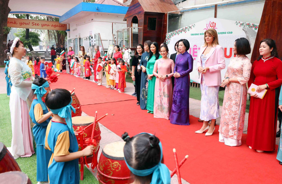 Bà Nguyễn Thị Minh Nguyệt, Phu nhân Chủ tịch nước Lương Cường cùng bà Desislava Radeva, Phu nhân Tổng thống Bulgaria Rumen Radev xem giáo viên và học sinh trường biểu diễn tiết mục chào mừng “Trống hội” và nhạc cụ dân tộc. (Ảnh: Phạm Kiên/TTXVN)