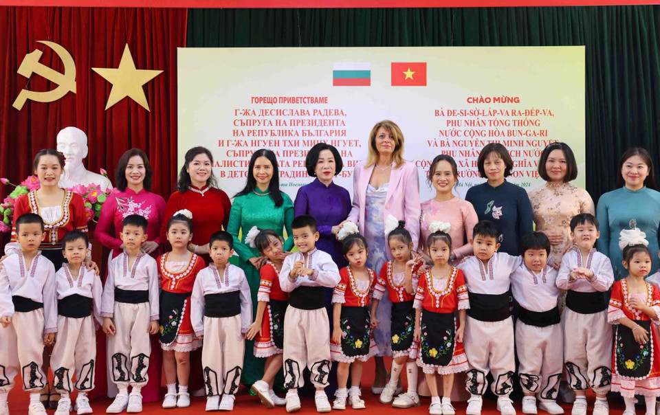 Bà Nguyễn Thị Minh Nguyệt, Phu nhân Chủ tịch nước Lương Cường và bà Desislava Radeva, Phu nhân Tổng thống Bulgaria Rumen Radev cùng giáo viên, học sinh trường Mầm non chất lượng cao Việt-Bun. (Ảnh: Phạm Kiên/TTXVN)