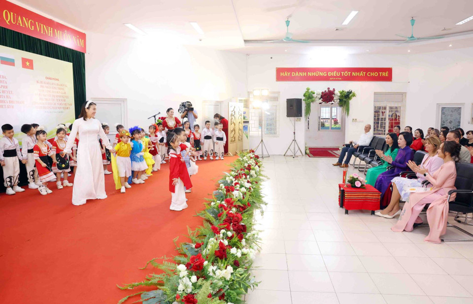 Bà Nguyễn Thị Minh Nguyệt, Phu nhân Chủ tịch nước Lương Cường cùng bà Desislava Radeva, Phu nhân Tổng thống Bulgaria Rumen Radev xem tiết mục Nhạc kịch do giáo viên và học sinh trường Mầm non chất lượng cao Việt-Bun biểu diễn. (Ảnh: Phạm Kiên/TTXVN)