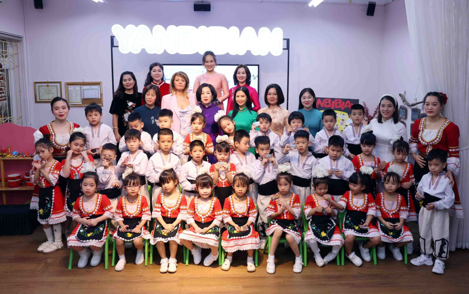 Bà Nguyễn Thị Minh Nguyệt, Phu nhân Chủ tịch nước Lương Cường và bà Desislava Radeva, Phu nhân Tổng thống Bulgaria Rumen Radev cùng giáo viên, học sinh trường Mầm non chất lượng cao Việt-Bun. (Ảnh: Phạm Kiên/TTXVN)