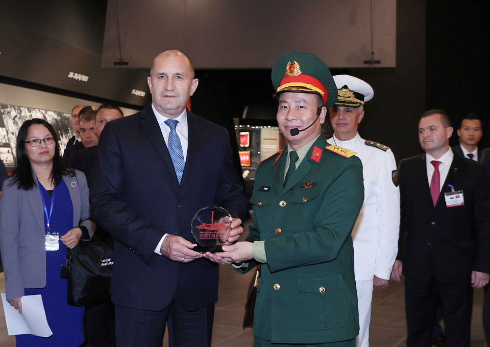 Đại tá Lê Vũ Huy, Giám đốc Bảo tàng Lịch sử Quân sự Việt Nam trao tặng quà lưu niệm cho Tổng thống Bulgaria Rumen Radev. (Ảnh: An Đăng/TTXVN)