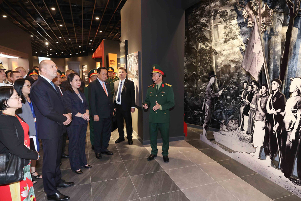 Tổng thống Bulgaria Rumen Radev và Phó Chủ tịch nước Võ Thị Ánh Xuân tham quan các hiện vật được trưng bày tại Bảo tàng Lịch sử Quân sự Việt Nam. (Ảnh: An Đăng/TTXVN)