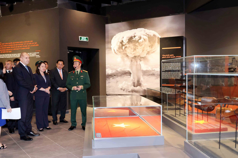 Tổng thống Bulgaria Rumen Radev và Phó Chủ tịch nước Võ Thị Ánh Xuân tham quan Bảo tàng Lịch sử Quân sự Việt Nam. (Ảnh: An Đăng/TTXVN)