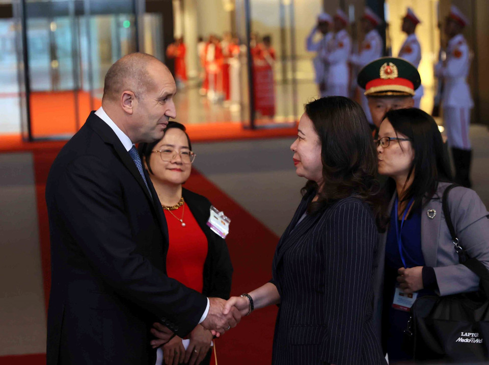 Phó Chủ tịch nước Võ Thị Ánh Xuân đón Tổng thống Bulgaria Rumen Radev đến tham quan Bảo tàng Lịch sử Quân sự Việt Nam. (Ảnh: An Đăng/TTXVN)