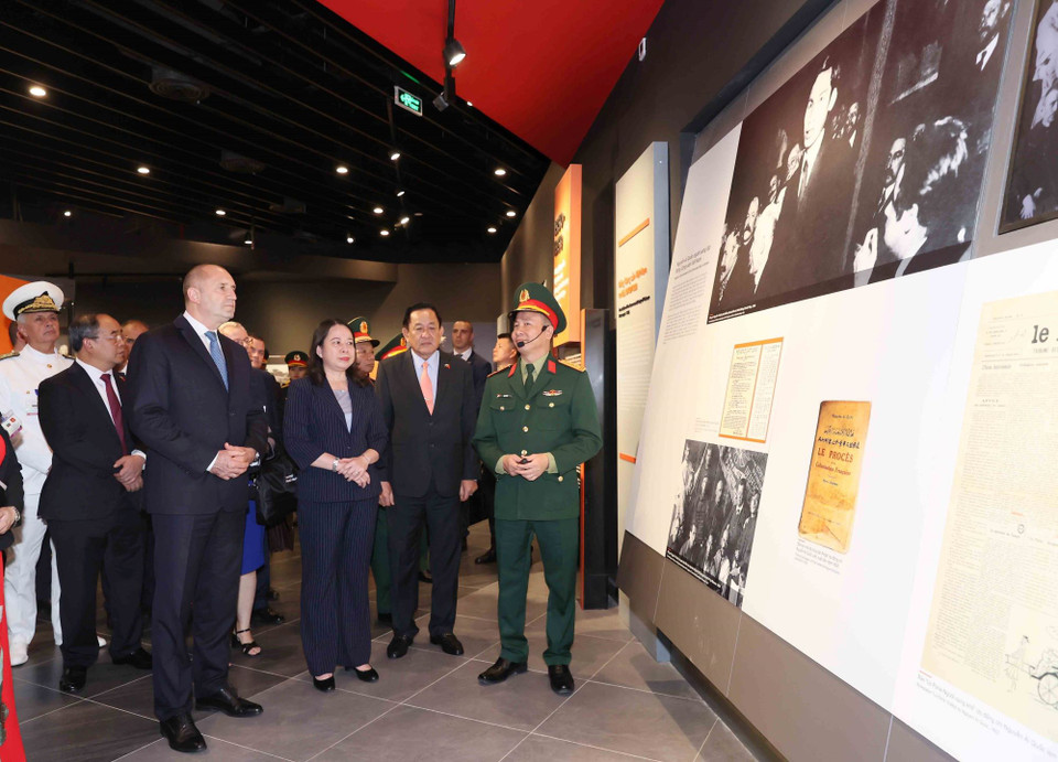 Tổng thống Bulgaria Rumen Radev và Phó Chủ tịch nước Võ Thị Ánh Xuân tham quan Bảo tàng Lịch sử Quân sự Việt Nam. (Ảnh: An Đăng/TTXVN)
