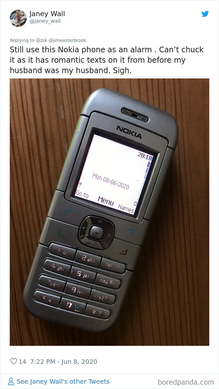 Chiếc điện thoại Nokia chỉ còn dùng để báo thức, nhưng vẫn chứa trong nó những tin nhắn lãng mạn thủa chủ nhân thời đang hẹn hò. (Nguồn: Boredpanda)