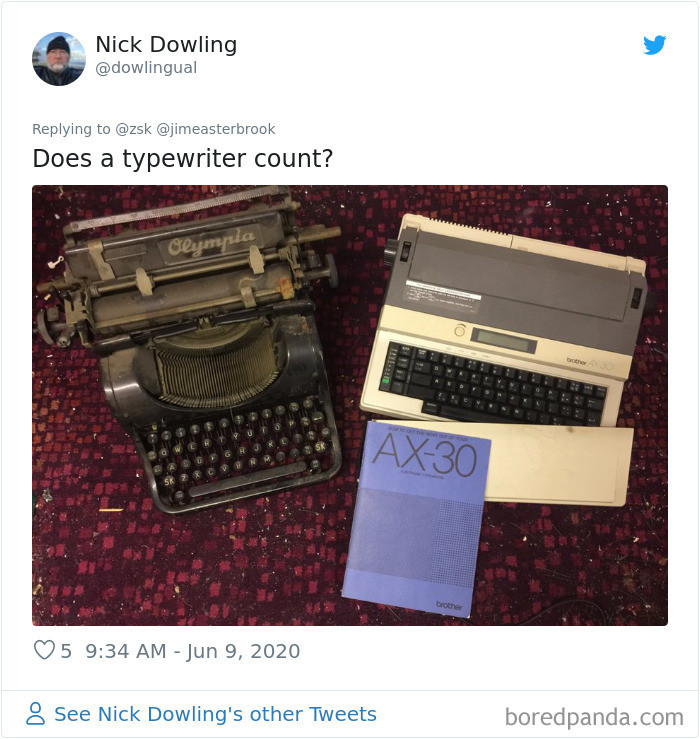 Chiếc máy đánh chữ cổ lỗ sĩ. (Nguồn: Boredpanda)