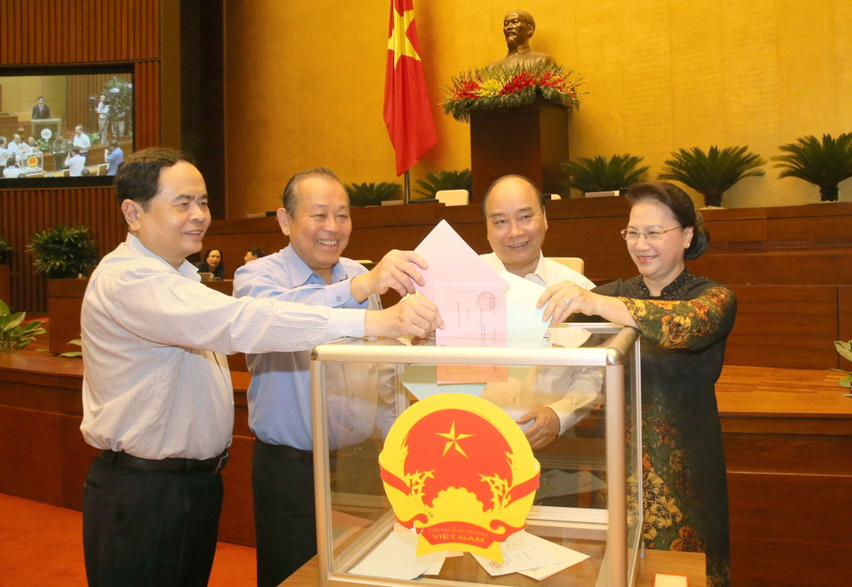 Thủ tướng Nguyễn Xuân Phúc, Chủ tịch Quốc hội Nguyễn Thị Kim Ngân và các đại biểu bỏ phiếu. (Ảnh: Doãn Tấn/TTXVN)