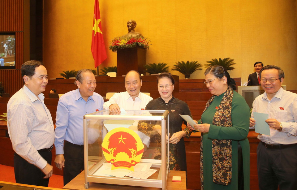 Thủ tướng Nguyễn Xuân Phúc, Chủ tịch Quốc hội Nguyễn Thị Kim Ngân và các đại biểu bỏ phiếu. (Ảnh: Doãn Tấn/TTXVN)