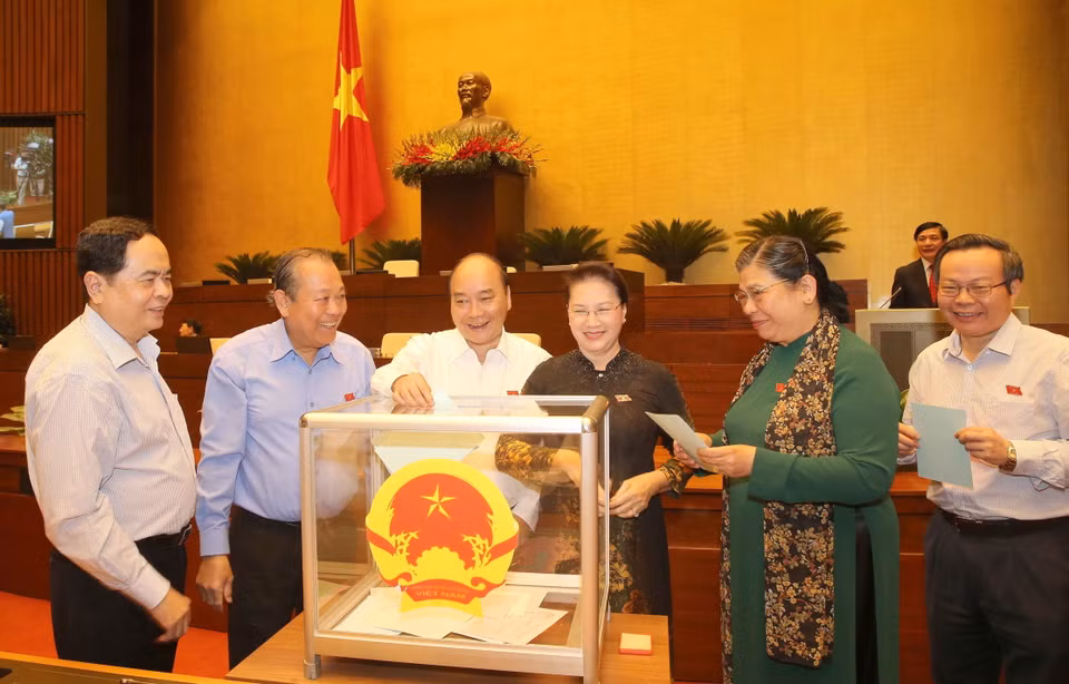 Thủ tướng Nguyễn Xuân Phúc, Chủ tịch Quốc hội Nguyễn Thị Kim Ngân và các đại biểu bỏ phiếu. (Ảnh: Doãn Tấn/TTXVN)