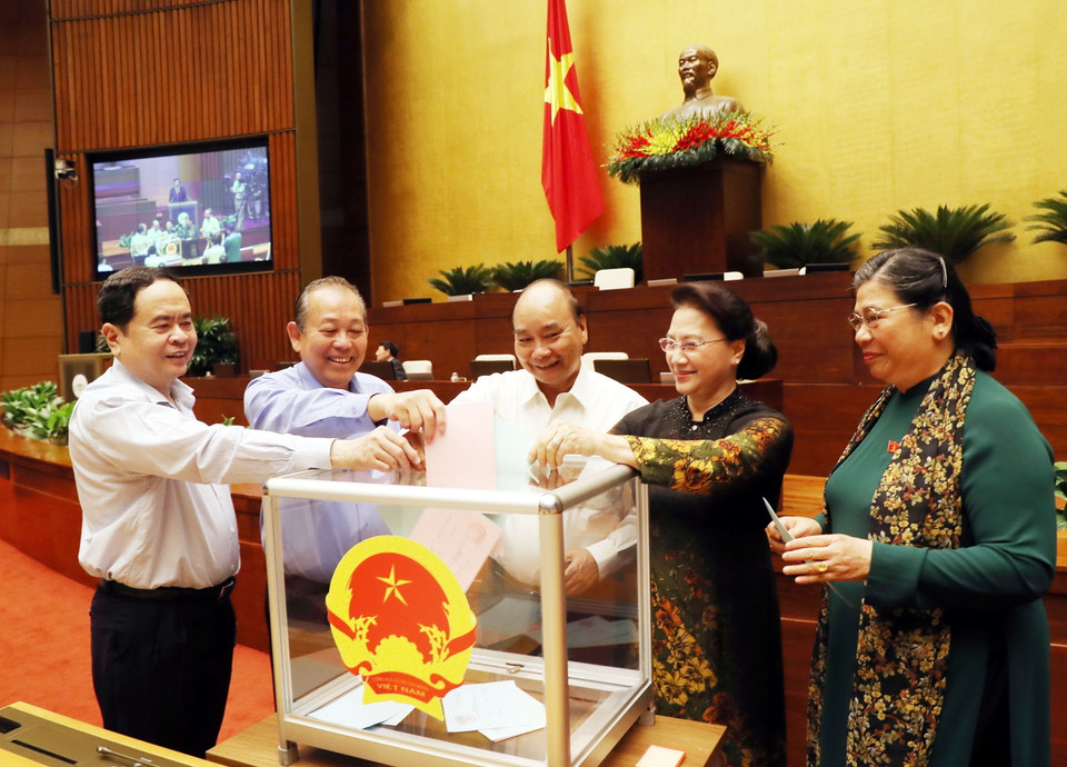 Các đồng chí lãnh đạo Đảng, Nhà nước bỏ phiếu. (Ảnh: Trọng Đức/TTXVN)