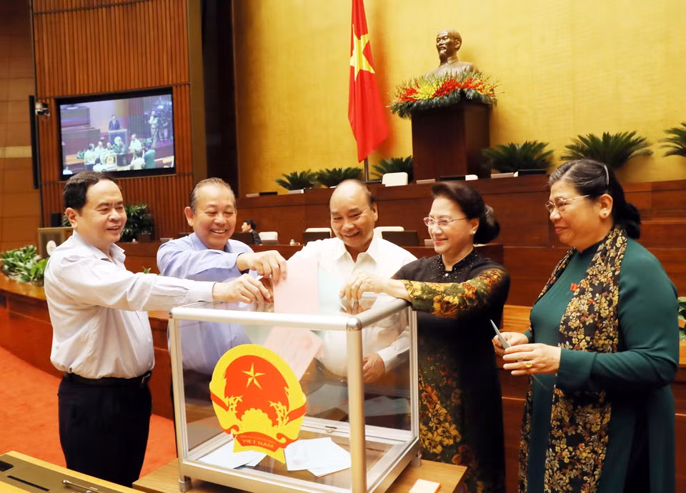 Các đồng chí lãnh đạo Đảng, Nhà nước bỏ phiếu. (Ảnh: Trọng Đức/TTXVN)